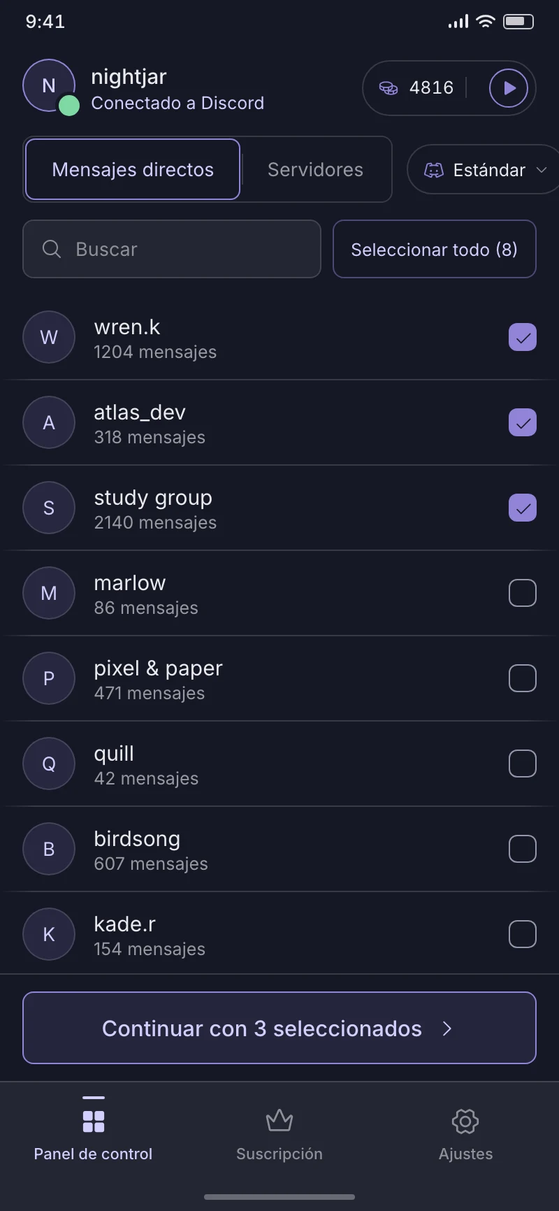 La pantalla de inicio de DisDeleter: tus MD y servidores de Discord en una lista, cada fila se elige con un toque, con el modo de borrado arriba y el número de elementos seleccionados abajo.